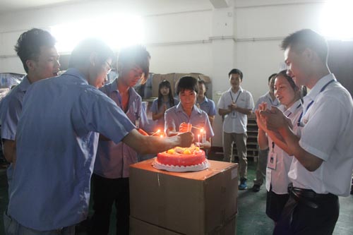 壽星們點蠟燭，大家齊唱生日快樂歌